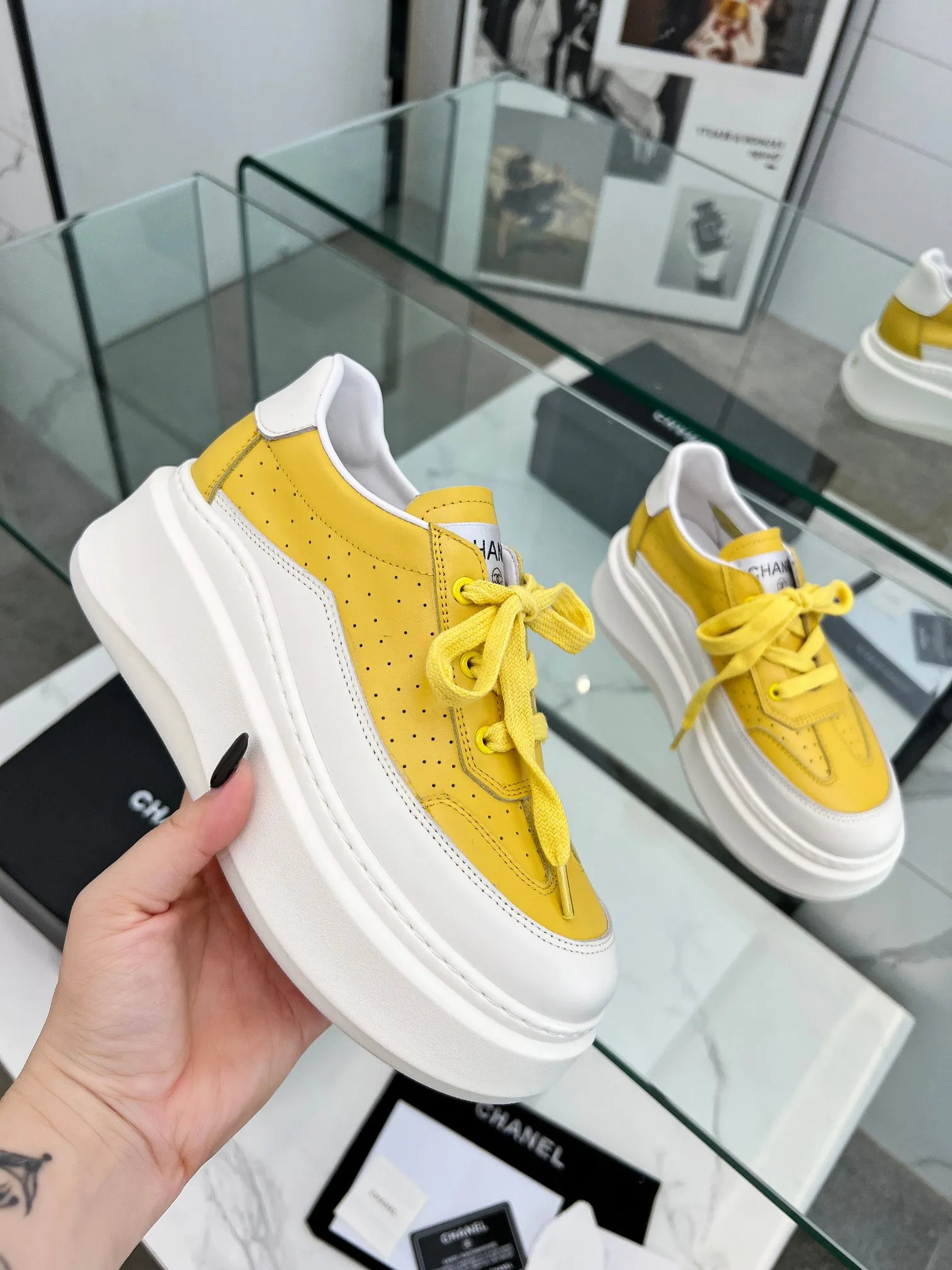 👟👟Ex-factory price 540👟👟 Super popular Chanel Chanel 2024 new casual sports shoes and sneakers. Hard to find at the counter. Super beautiful color. Very versatile. Super comfortable. Full of small fragrance. Classic, durable and versatile. The upper is made of spliced materials, real cowhide, sheepskin lining, original pU+Tpa sole, good resilience. Wear light, white, white and black, white and yellow code number: 35-40